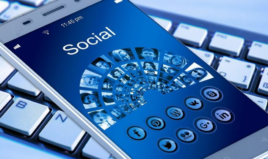 Sheinbaum propone discutir regulación de redes sociales