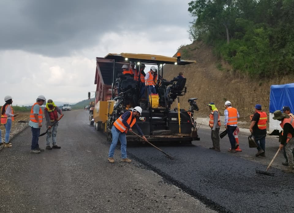 Estudiantes de Ingeniería Civil fortalecen su formación en obra carretera