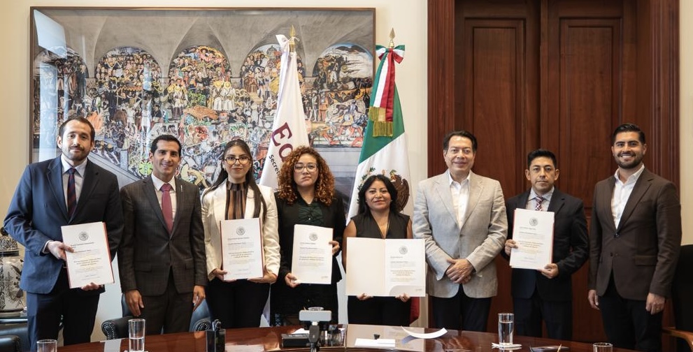 SEP entrega nombramientos a nuevos integrantes de la CAAD