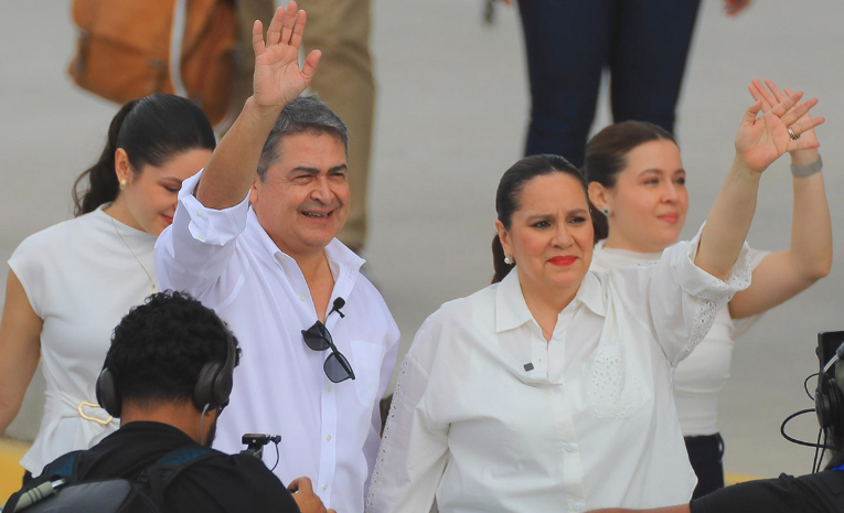 Juan Orlando Hernández regresa a su país para enfrentar proceso judicial
