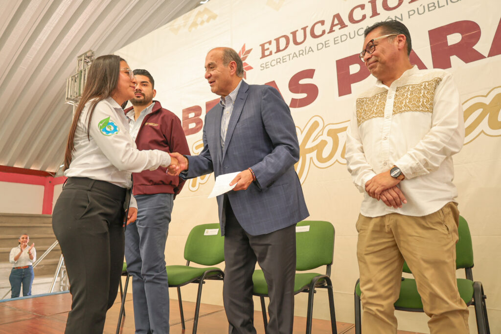 Natividad Castrejón entrega más de mil Becas para la Transformación en la UPFIM
