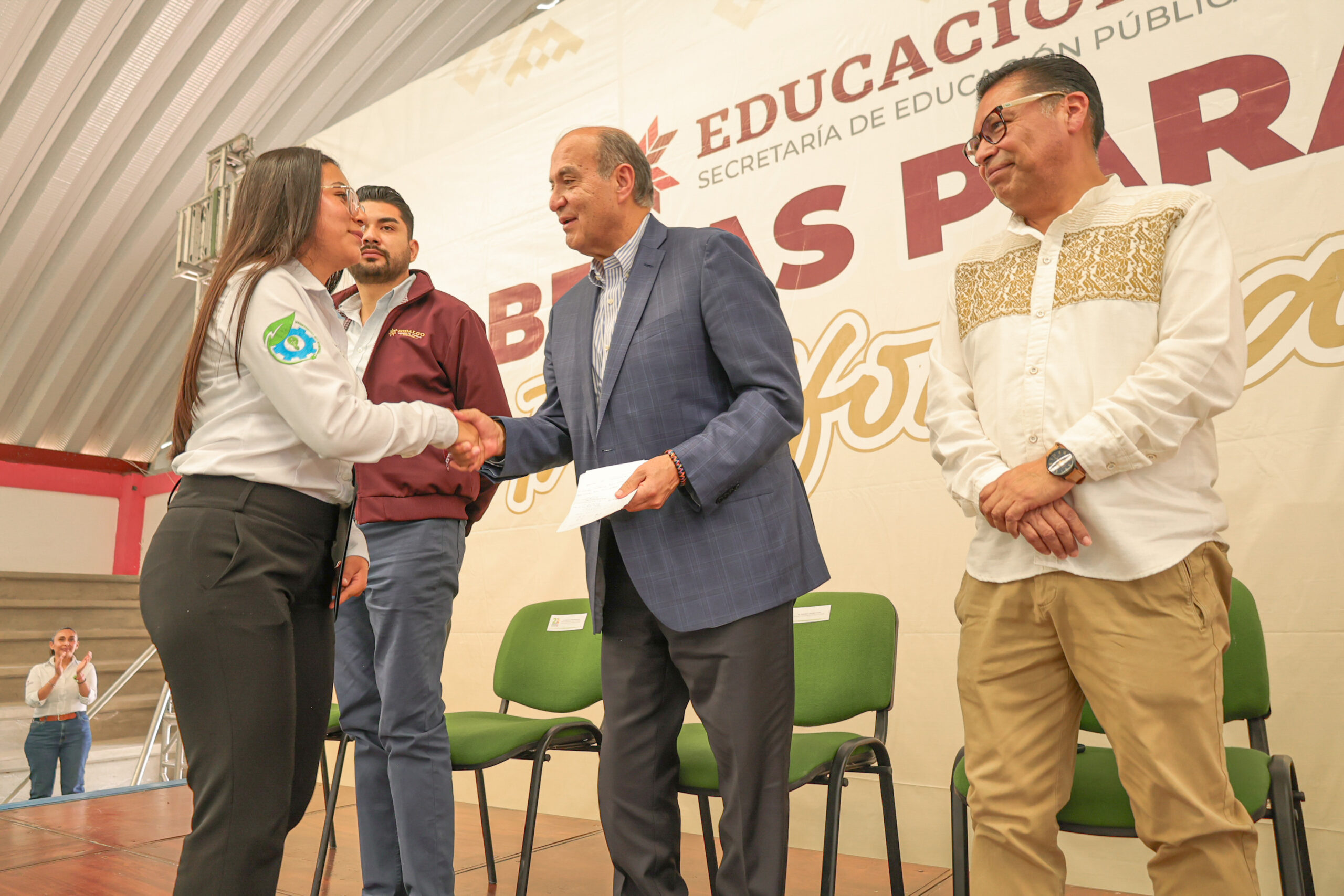Natividad Castrejón entrega más de mil Becas para la Transformación en la UPFIM