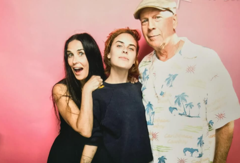 Bruce Willis reaparece en una fotografía familiar durante la boda de su hija Tallulah