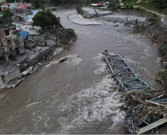 Continúan labores de rescate tras devastadora riada en Nepal y Tíbet