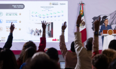 La Presidenta de México, Claudia Sheinbaum Pardo, destacó que el país alcanzó un récord histórico en materia turística durante el primer semestre de 2026, al recibir 51.1 millones de viajeros internacionales entre enero y junio, cifra que representa un incremento de 7.7 por ciento respecto al mismo periodo de 2025. Durante la conferencia matutina “Las mañaneras del pueblo”, la mandataria resaltó que estos resultados reflejan el dinamismo del sector turístico y reiteró que uno de los objetivos de su administración es posicionar a México entre los cinco destinos turísticos más importantes del mundo. En este sentido, invitó a visitantes de otras naciones a conocer los atractivos naturales, culturales e históricos del país, así como sus playas y la diversidad de sus destinos. La secretaria de Turismo, Josefina Rodríguez Zamora, informó que el primer semestre de 2026 registró cinco récords históricos en materia turística. Entre ellos destaca la llegada de 24.5 millones de turistas internacionales, 4.6 por ciento más que en 2025, quienes generaron una derrama económica de 18 mil 781 millones de dólares. Asimismo, arribaron 6.6 millones de cruceristas, lo que representa un crecimiento de 15.2 por ciento respecto al mismo periodo del año anterior, con un gasto de 575 millones de dólares, cifra superior en 18.7 por ciento. La titular de la Secretaría de Turismo señaló que entre enero y junio se contabilizaron 93.9 millones de pasajeros nacionales e internacionales en los aeropuertos del país. Entre los mercados que registraron mayores incrementos destacan Colombia, con 31.5 por ciento; Brasil, 19.3 por ciento; Japón, 17.1 por ciento; Canadá, 7.6 por ciento; Suiza, 6 por ciento; Australia, 3.8 por ciento, y Corea del Sur, 3.5 por ciento. En cuanto al turismo nacional, 53.6 millones de mexicanas y mexicanos viajaron y se hospedaron en hoteles, lo que representa 733 mil turistas más que en 2025. Además, el Tren Maya registró 56 mil 763 pasajeros internacionales, un incremento de 35.7 por ciento respecto al año anterior. Rodríguez Zamora agregó que junio de 2026 también alcanzó cifras históricas, con 8.2 millones de viajeros internacionales, 2.1 por ciento más que en junio de 2025, así como 4.1 millones de turistas internacionales y una derrama económica de 2 mil 913 millones de dólares. Durante ese mismo mes se contabilizaron 843 mil 417 cruceristas, quienes generaron un gasto de 73.4 millones de dólares, 30 por ciento más que en junio de 2025. México fortalece su presencia turística internacional La secretaria de Turismo informó que México continuará fortaleciendo su promoción internacional mediante su participación en importantes ferias turísticas en París, Francia; Tokio, Japón; Buenos Aires, Argentina; Rimini, Italia; Las Vegas, Estados Unidos; Londres, Reino Unido, y Barcelona, España. Además, se desarrollarán caravanas de promoción turística en Vancouver, Canadá; Phoenix, Los Ángeles, Houston y Dallas, Estados Unidos, con el propósito de impulsar la oferta de destinos nacionales ante visitantes y operadores turísticos internacionales. Como resultado del trabajo coordinado entre el Gobierno de México y el sector privado, el país será sede durante cinco años consecutivos de la ITB, evento que por primera vez llegará a América. La edición 2026 se realizará del 10 al 12 de noviembre, con la participación de alrededor de 5 mil personas, más de 300 compradores internacionales y un pabellón en el que estarán representadas las 32 entidades federativas. Finalmente, Rodríguez Zamora anunció que el Encuentro Nacional de Pueblos Mágicos y Comunitarios 2026 se llevará a cabo del 26 al 29 de noviembre en Tampico, Tamaulipas, donde se promoverán y comercializarán más de 280 experiencias turísticas de pueblos mágicos y comunitarios. Con estos resultados, el Gobierno de México refrenda su compromiso de fortalecer al turismo como motor de desarrollo económico, promover la riqueza cultural y natural del país y consolidar a México como uno de los principales destinos turísticos a nivel mundial.