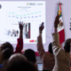 La Presidenta de México, Claudia Sheinbaum Pardo, destacó que el país alcanzó un récord histórico en materia turística durante el primer semestre de 2026, al recibir 51.1 millones de viajeros internacionales entre enero y junio, cifra que representa un incremento de 7.7 por ciento respecto al mismo periodo de 2025. Durante la conferencia matutina “Las mañaneras del pueblo”, la mandataria resaltó que estos resultados reflejan el dinamismo del sector turístico y reiteró que uno de los objetivos de su administración es posicionar a México entre los cinco destinos turísticos más importantes del mundo. En este sentido, invitó a visitantes de otras naciones a conocer los atractivos naturales, culturales e históricos del país, así como sus playas y la diversidad de sus destinos. La secretaria de Turismo, Josefina Rodríguez Zamora, informó que el primer semestre de 2026 registró cinco récords históricos en materia turística. Entre ellos destaca la llegada de 24.5 millones de turistas internacionales, 4.6 por ciento más que en 2025, quienes generaron una derrama económica de 18 mil 781 millones de dólares. Asimismo, arribaron 6.6 millones de cruceristas, lo que representa un crecimiento de 15.2 por ciento respecto al mismo periodo del año anterior, con un gasto de 575 millones de dólares, cifra superior en 18.7 por ciento. La titular de la Secretaría de Turismo señaló que entre enero y junio se contabilizaron 93.9 millones de pasajeros nacionales e internacionales en los aeropuertos del país. Entre los mercados que registraron mayores incrementos destacan Colombia, con 31.5 por ciento; Brasil, 19.3 por ciento; Japón, 17.1 por ciento; Canadá, 7.6 por ciento; Suiza, 6 por ciento; Australia, 3.8 por ciento, y Corea del Sur, 3.5 por ciento. En cuanto al turismo nacional, 53.6 millones de mexicanas y mexicanos viajaron y se hospedaron en hoteles, lo que representa 733 mil turistas más que en 2025. Además, el Tren Maya registró 56 mil 763 pasajeros internacionales, un incremento de 35.7 por ciento respecto al año anterior. Rodríguez Zamora agregó que junio de 2026 también alcanzó cifras históricas, con 8.2 millones de viajeros internacionales, 2.1 por ciento más que en junio de 2025, así como 4.1 millones de turistas internacionales y una derrama económica de 2 mil 913 millones de dólares. Durante ese mismo mes se contabilizaron 843 mil 417 cruceristas, quienes generaron un gasto de 73.4 millones de dólares, 30 por ciento más que en junio de 2025. México fortalece su presencia turística internacional La secretaria de Turismo informó que México continuará fortaleciendo su promoción internacional mediante su participación en importantes ferias turísticas en París, Francia; Tokio, Japón; Buenos Aires, Argentina; Rimini, Italia; Las Vegas, Estados Unidos; Londres, Reino Unido, y Barcelona, España. Además, se desarrollarán caravanas de promoción turística en Vancouver, Canadá; Phoenix, Los Ángeles, Houston y Dallas, Estados Unidos, con el propósito de impulsar la oferta de destinos nacionales ante visitantes y operadores turísticos internacionales. Como resultado del trabajo coordinado entre el Gobierno de México y el sector privado, el país será sede durante cinco años consecutivos de la ITB, evento que por primera vez llegará a América. La edición 2026 se realizará del 10 al 12 de noviembre, con la participación de alrededor de 5 mil personas, más de 300 compradores internacionales y un pabellón en el que estarán representadas las 32 entidades federativas. Finalmente, Rodríguez Zamora anunció que el Encuentro Nacional de Pueblos Mágicos y Comunitarios 2026 se llevará a cabo del 26 al 29 de noviembre en Tampico, Tamaulipas, donde se promoverán y comercializarán más de 280 experiencias turísticas de pueblos mágicos y comunitarios. Con estos resultados, el Gobierno de México refrenda su compromiso de fortalecer al turismo como motor de desarrollo económico, promover la riqueza cultural y natural del país y consolidar a México como uno de los principales destinos turísticos a nivel mundial.