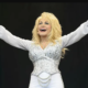 Aeropuerto de Nashville inicia proceso para honrar a Dolly Parton con su nombre