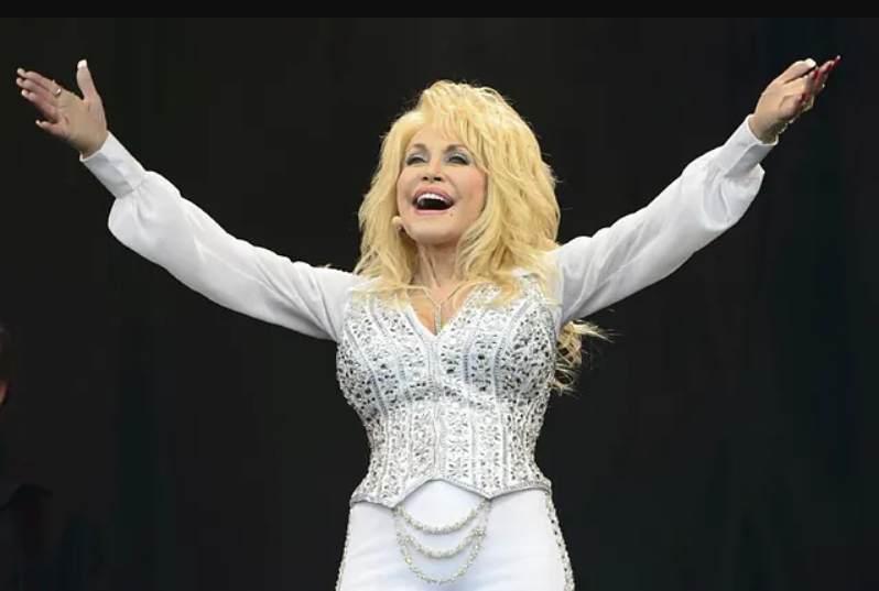 Aeropuerto de Nashville inicia proceso para honrar a Dolly Parton con su nombre