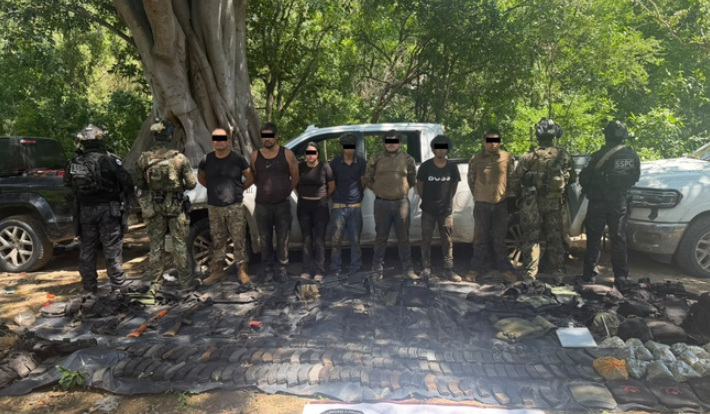 Detienen a nueve personas y aseguran armamento y explosivos durante operativo en Sinaloa