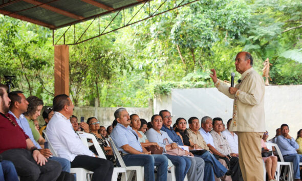 Entrega Natividad Castrejón equipamiento educativo por más de 2.4 mdp en Huejutla