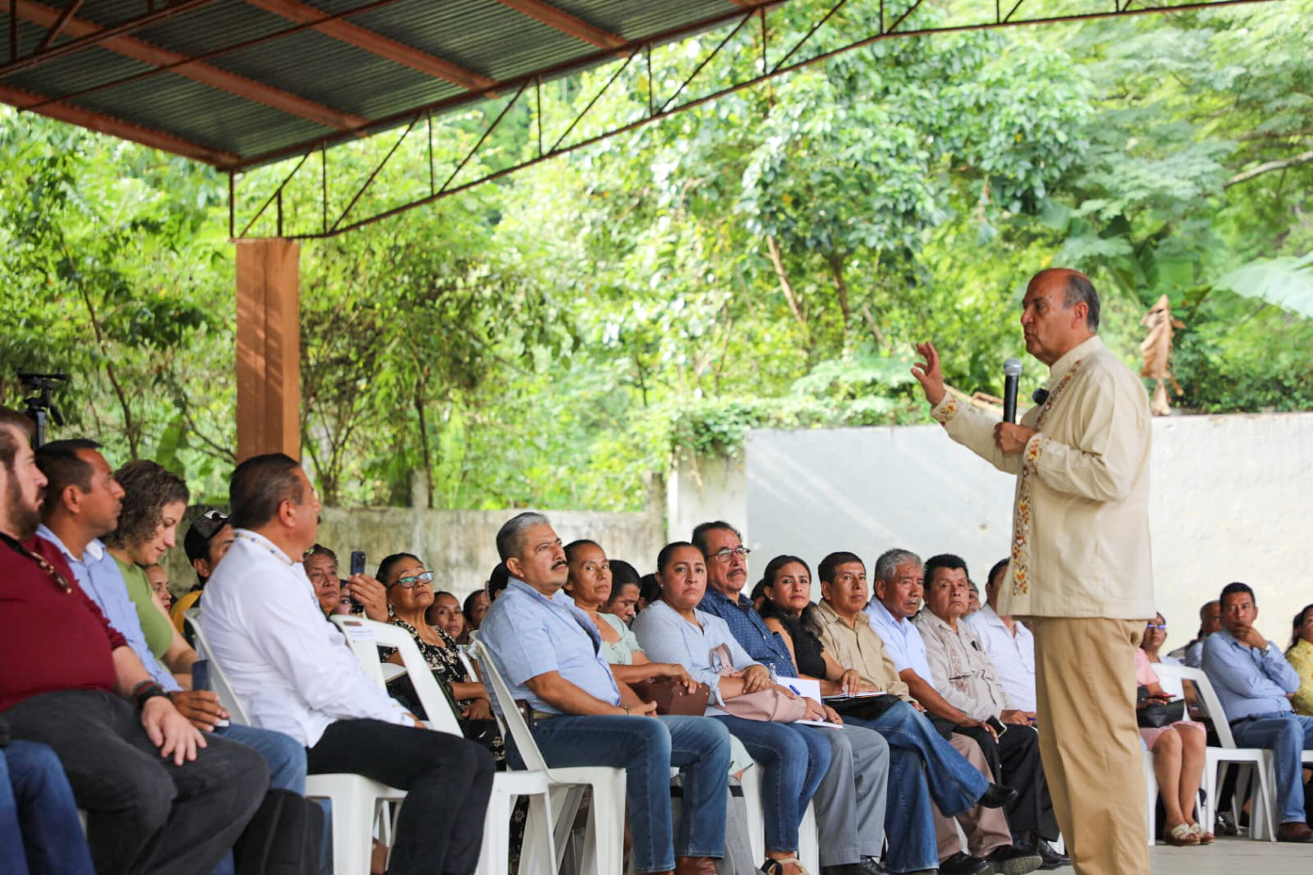 Entrega Natividad Castrejón equipamiento educativo por más de 2.4 mdp en Huejutla