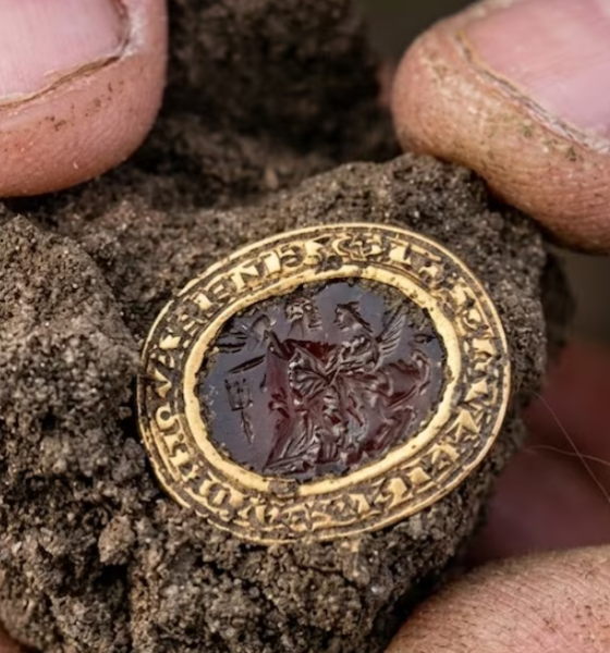 Hallan en Inglaterra un anillo de oro del siglo XIV que podría haber pertenecido a una condesa medieval