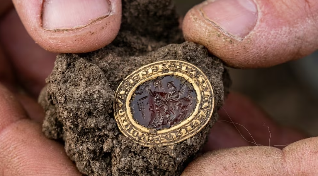 Hallan en Inglaterra un anillo de oro del siglo XIV que podría haber pertenecido a una condesa medieval