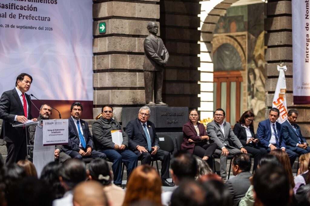 SEP entrega nombramientos definitivos a 568 prefectas y prefectos de la Ciudad de México