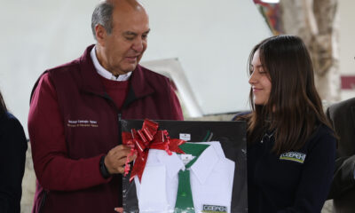 Natividad Castrejón entrega uniformes y libros a estudiantes de bachillerato