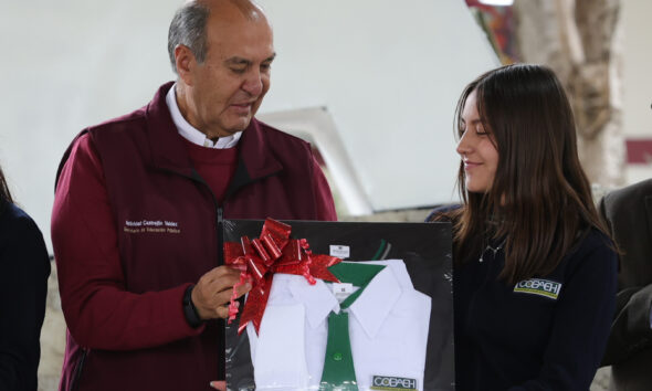 Natividad Castrejón entrega uniformes y libros a estudiantes de bachillerato