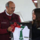 Natividad Castrejón entrega uniformes y libros a estudiantes de bachillerato