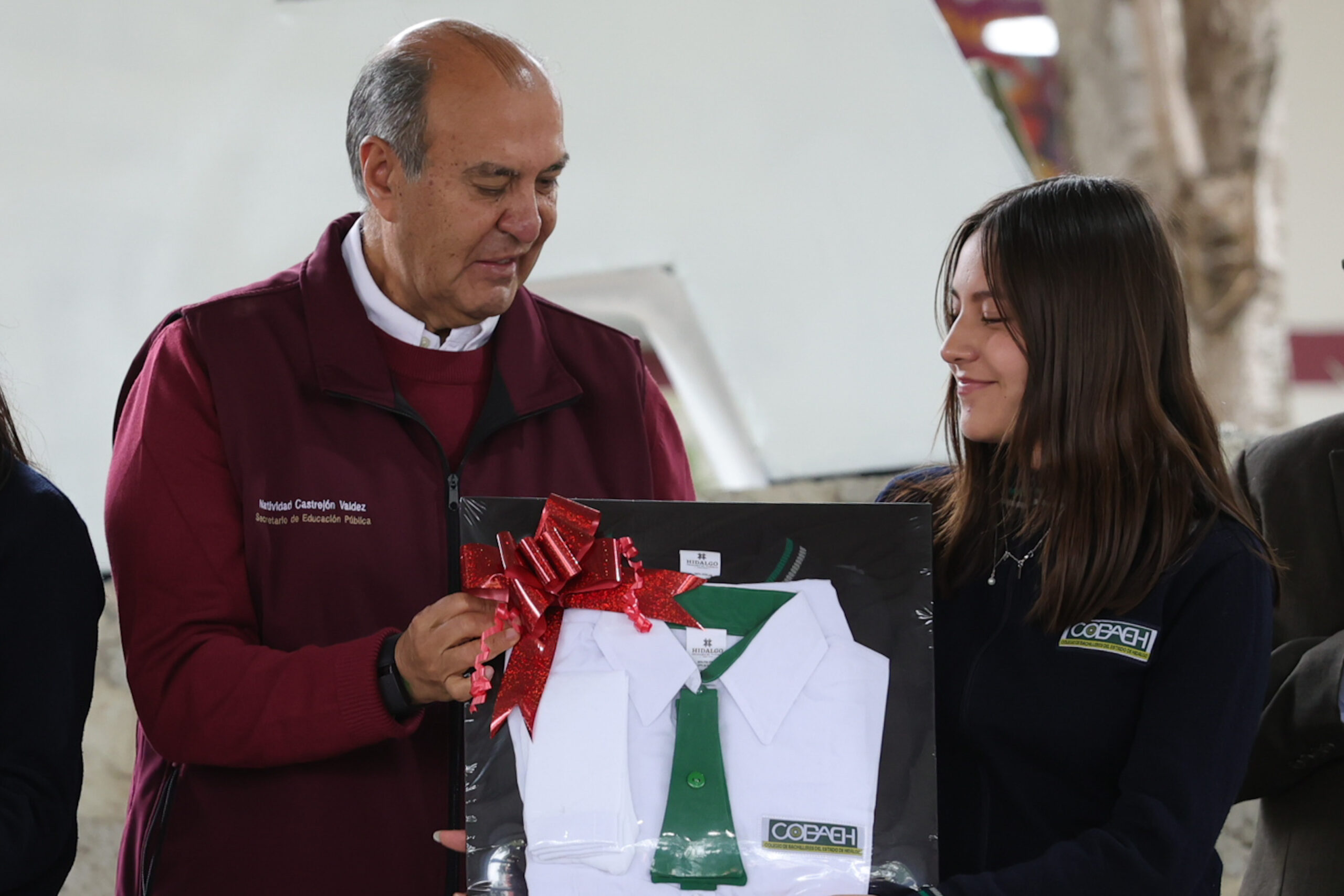 Natividad Castrejón entrega uniformes y libros a estudiantes de bachillerato
