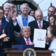 Nueva York y otros 21 estados demandan a Trump por norma migratoria de “carga pública”