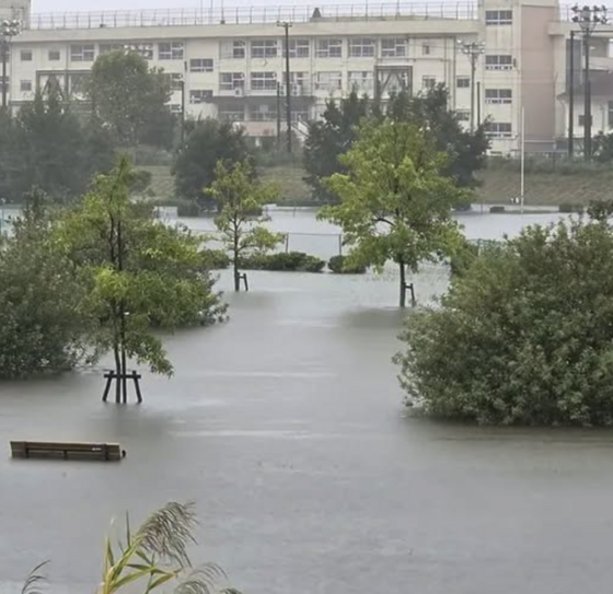 Tifón Dujuan deja cinco muertos y provoca lluvias récord e inundaciones en Japón