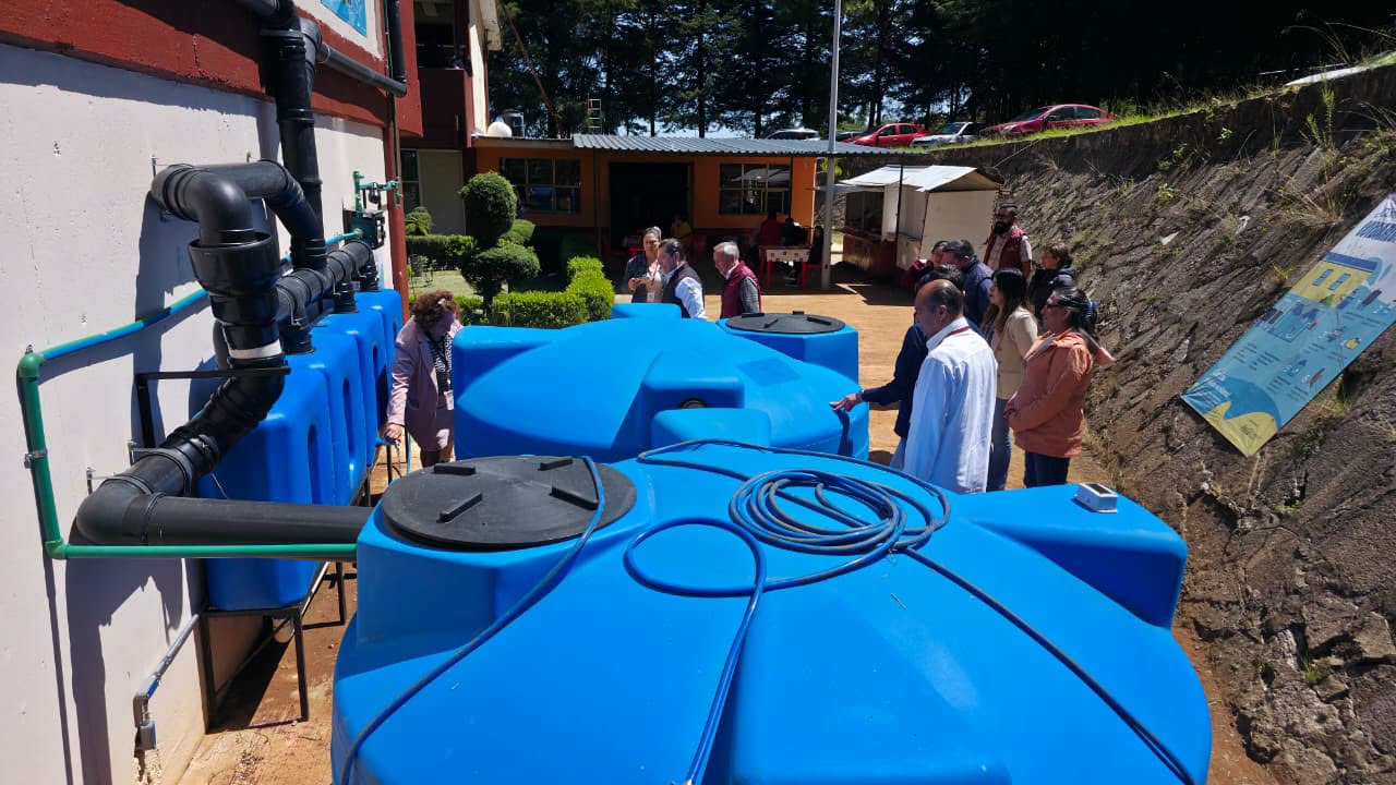 Estudiantes del CECyTEH crean sistema para aprovechar agua de lluvia en Omitlán