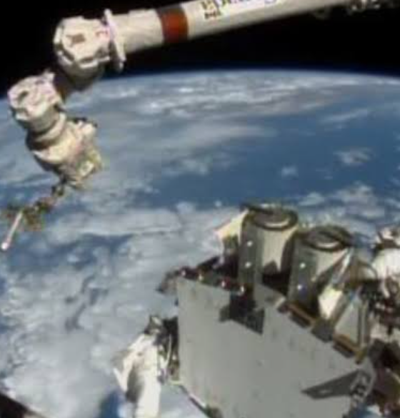 Astronautas realizan caminata espacial para Astronautas realizan caminata espacial para instalar nuevo panel solar en la EEIinstalar nuevo panel solar en la EEI