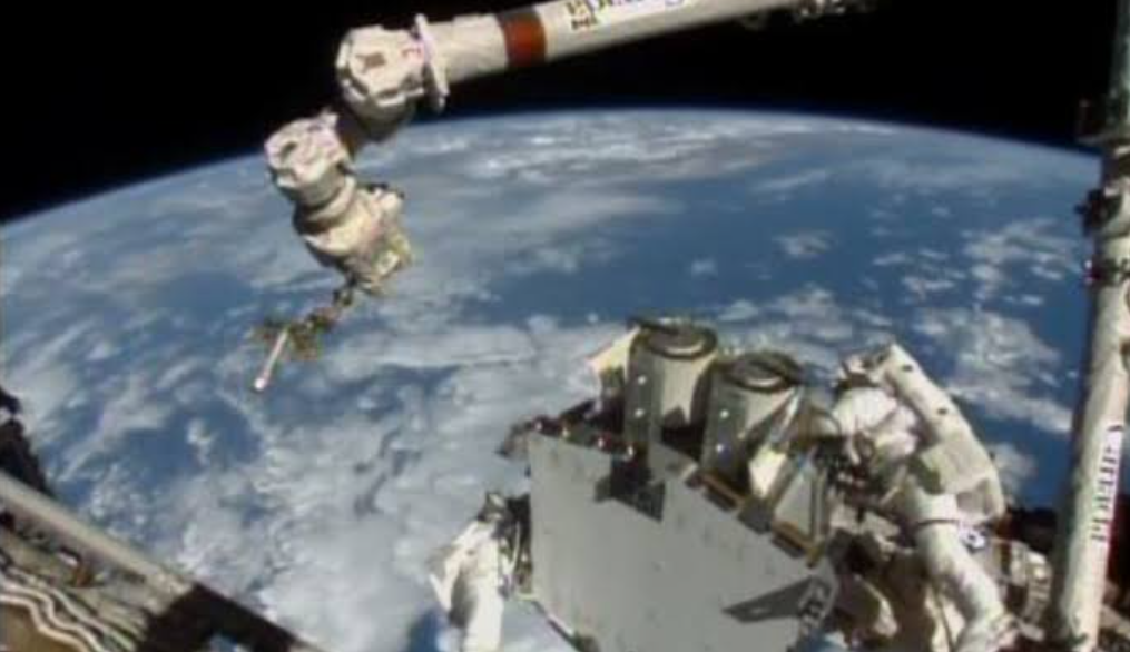 Astronautas realizan caminata espacial para Astronautas realizan caminata espacial para instalar nuevo panel solar en la EEIinstalar nuevo panel solar en la EEI