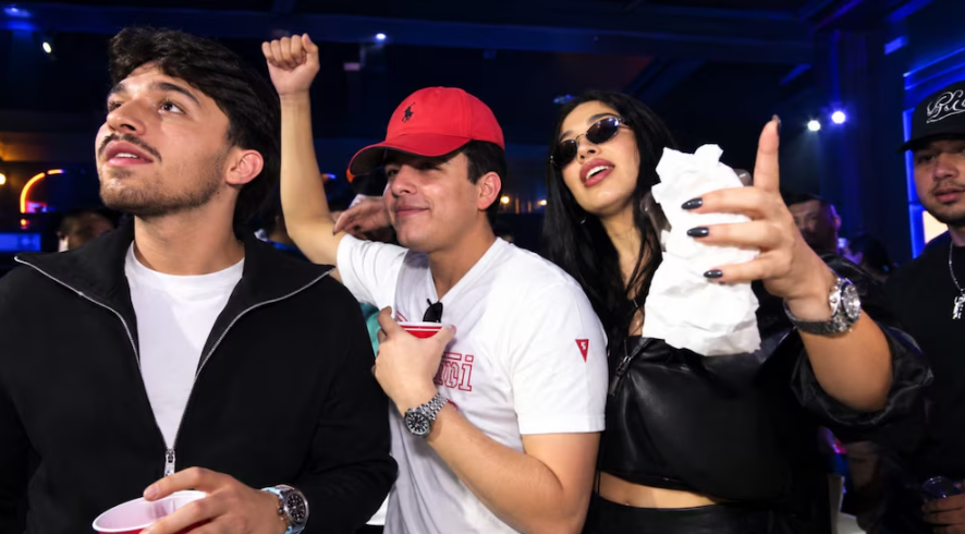 Emma Coronel y Roberto Tapia coinciden con influencers en una fiesta en Los Ángeles