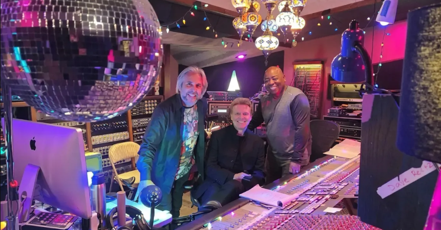 Luis Miguel despierta rumores sobre un posible nuevo álbum tras aparecer en un estudio de grabación
