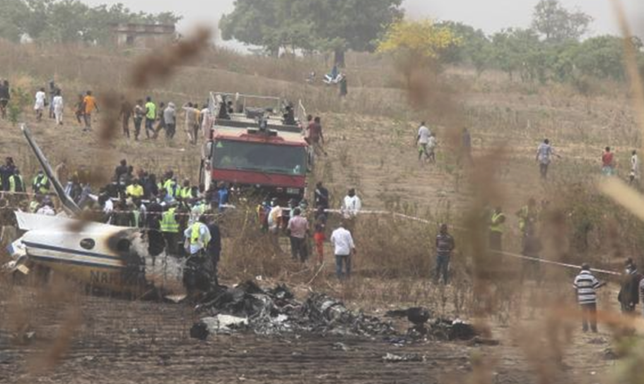 Se estrella aeronave de la Fuerza Aérea de Nigeria con 32 personas a bordo