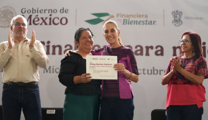 Sheinbaum cumple meta de 56 mil 500 créditos para mujeres emprendedoras