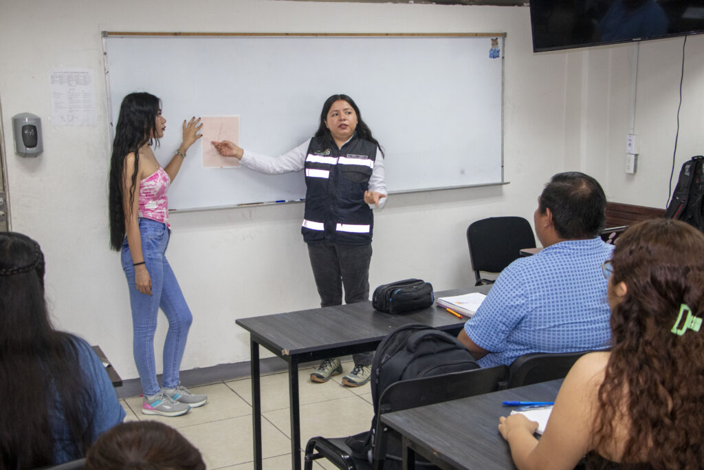 Docente de la UTMZ participará en seminario de minería en China