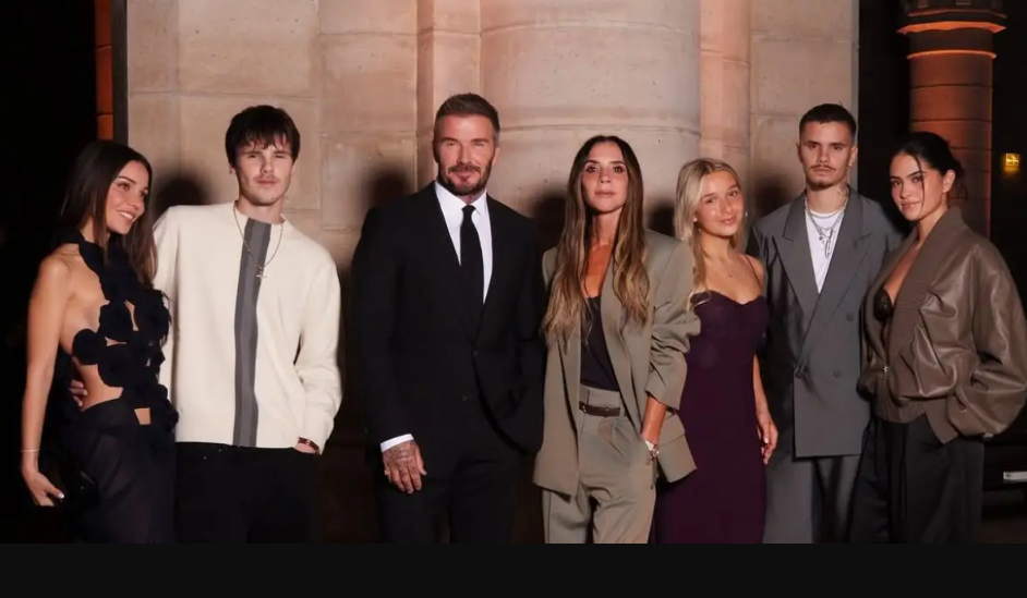 Victoria Beckham reúne a su familia en la Semana de la Moda de París, pero Brooklyn vuelve a ausentarse